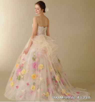画像：ピンク・ロミナのドレス