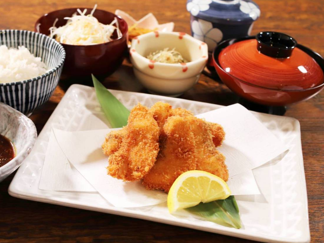 ＜はじめの一歩＞地魚フライ定食の復活と日替わり990円丼の登場