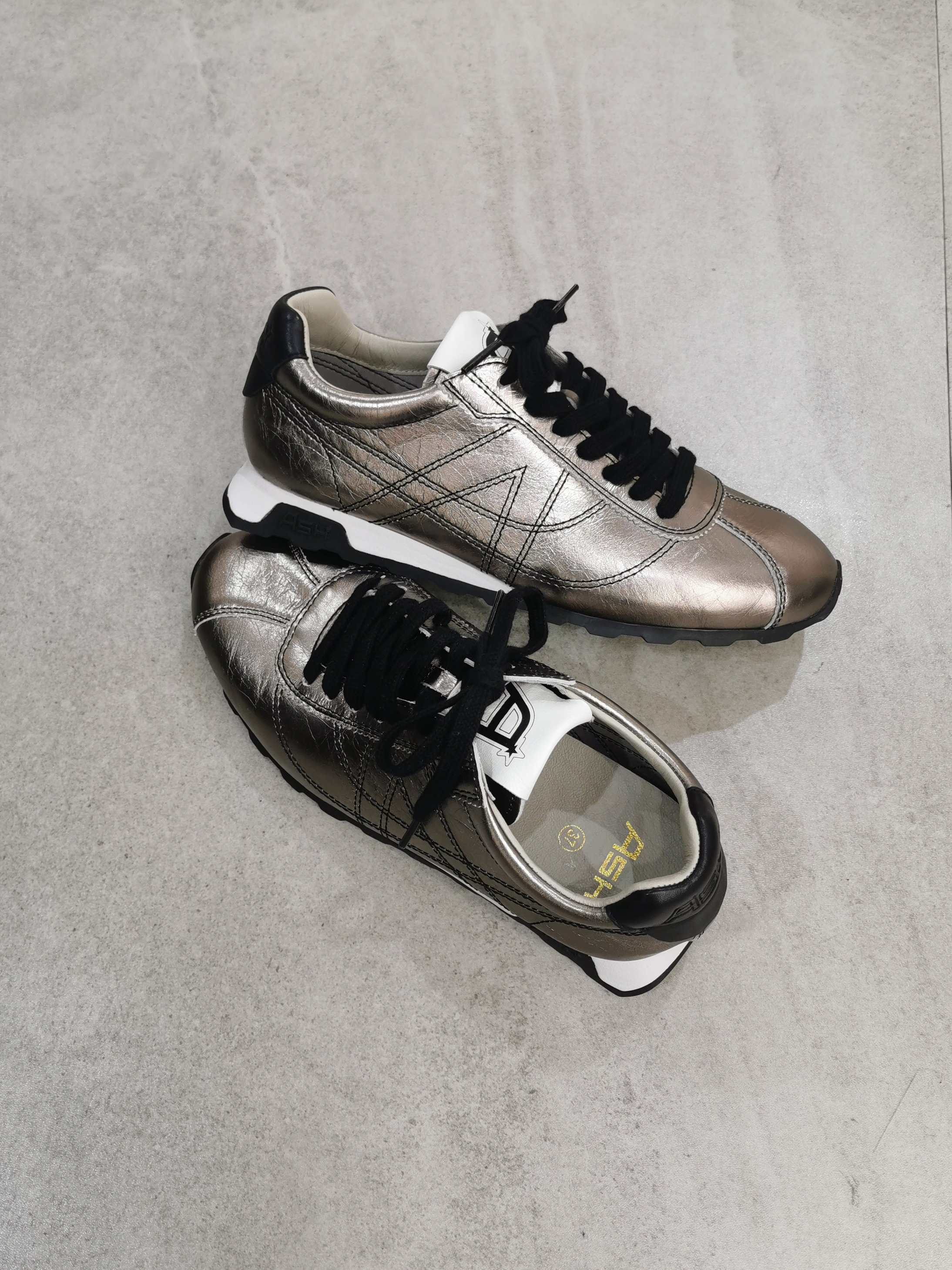 色で秋🍁を楽しむ😉新作スニーカー👟