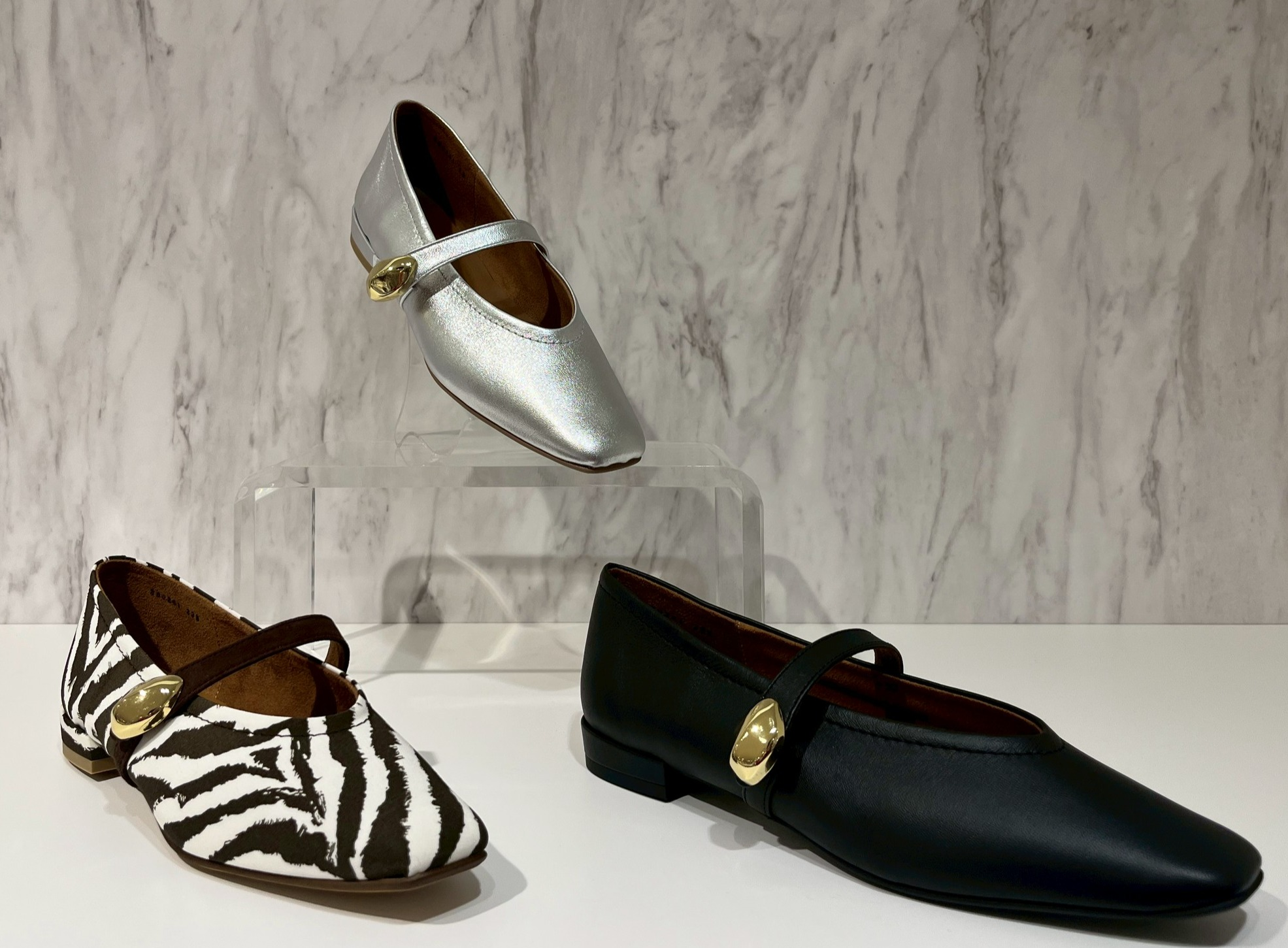 フラットパンプス