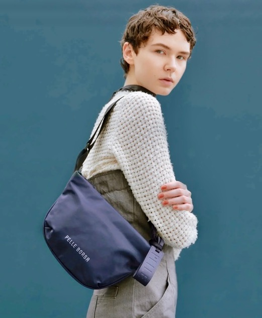 【PELLE BORSA】👜👛　チアーズシリーズの新色はスモーキーなネイビーカラー✨