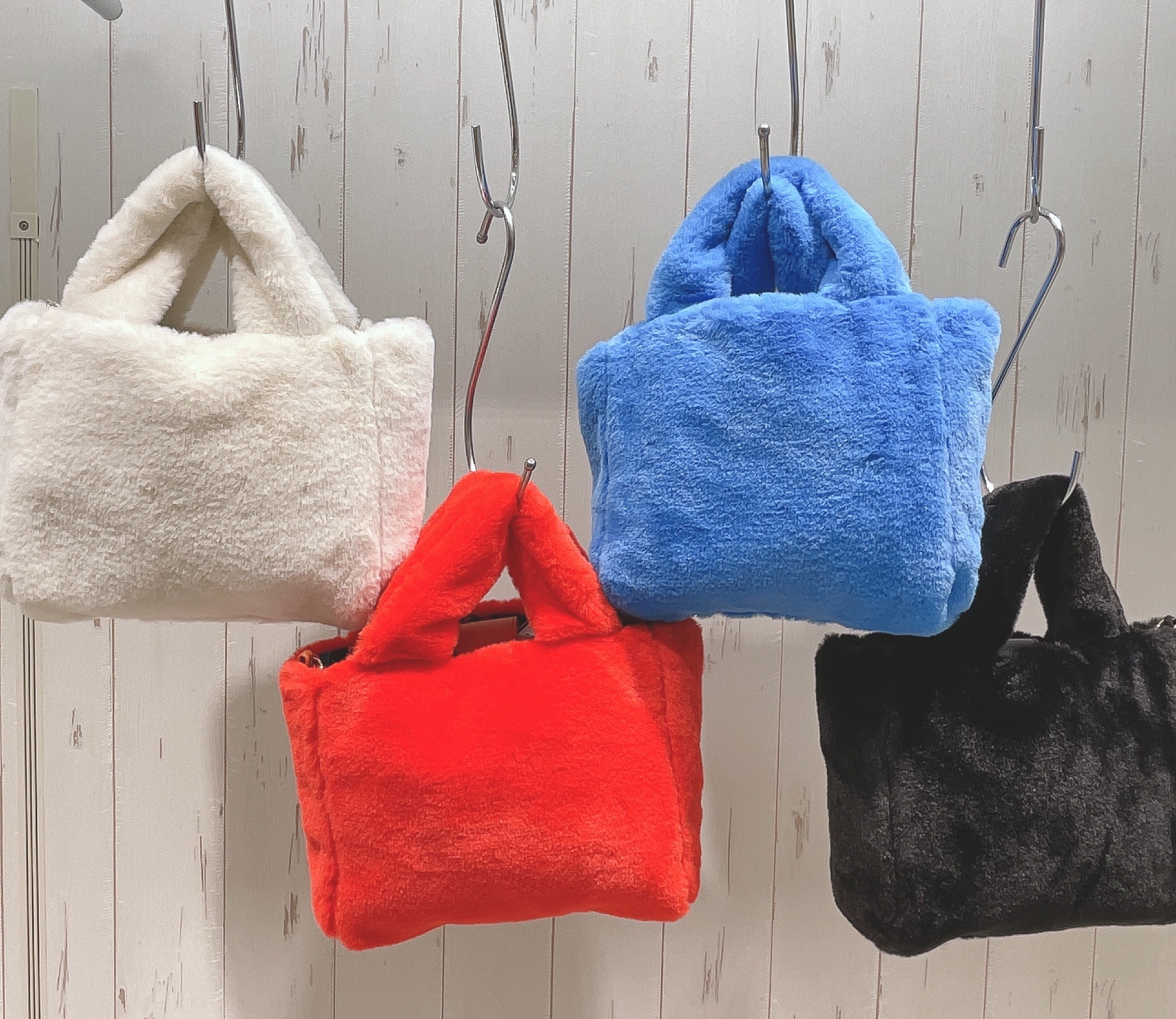 リバーシブル可能なモコモコバックが入荷しました👜✨