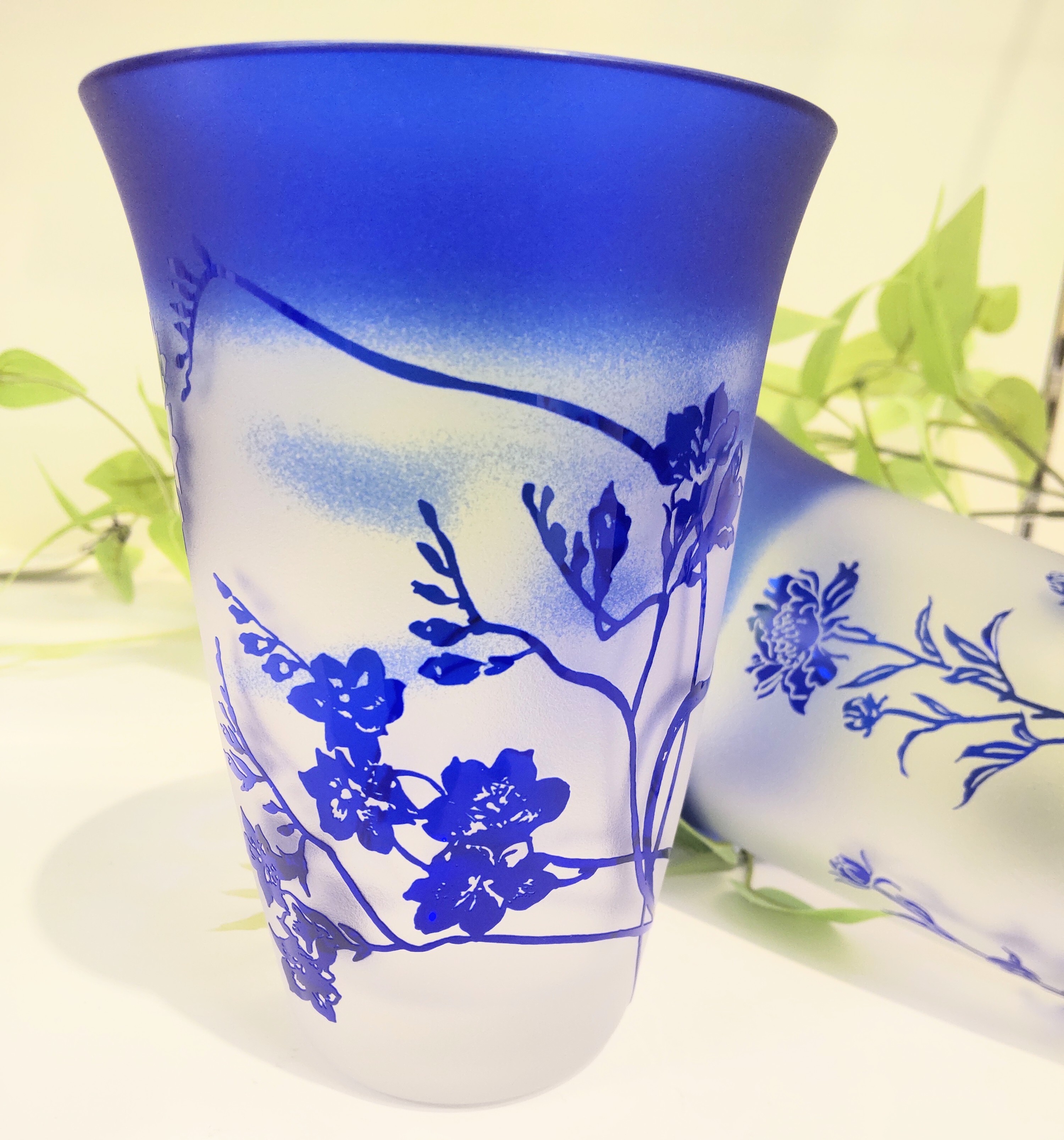北海道、ニセコグラス工房より、お花を彫り込んだ、素敵なグラスのご紹介！！！