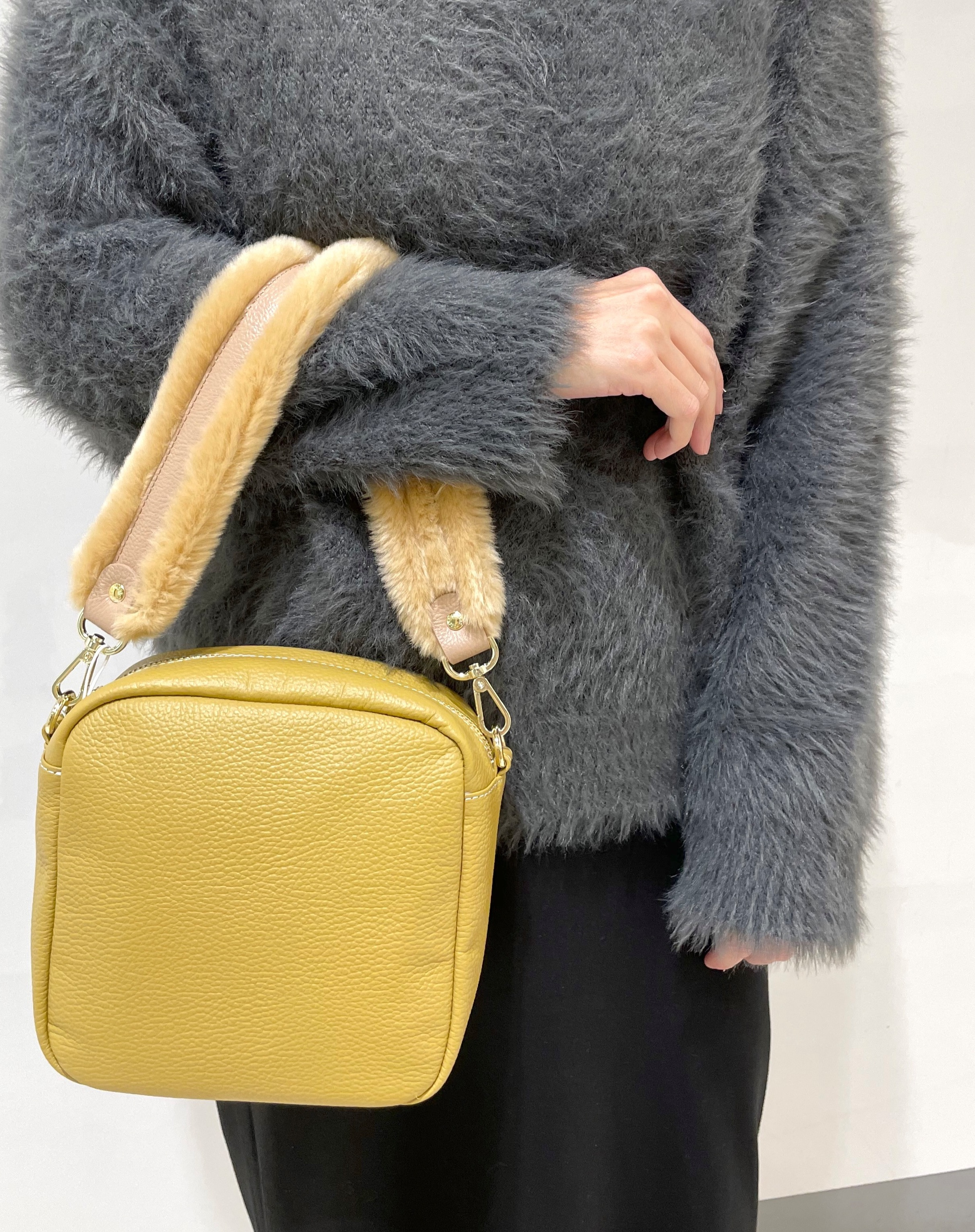 コロンとしたシルエットが可愛い"BOX SHOULDER BAG"