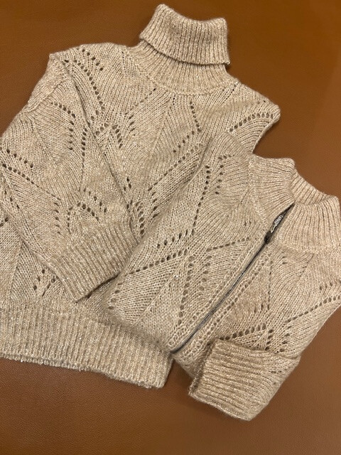 ベージュのデザインニット   🧶