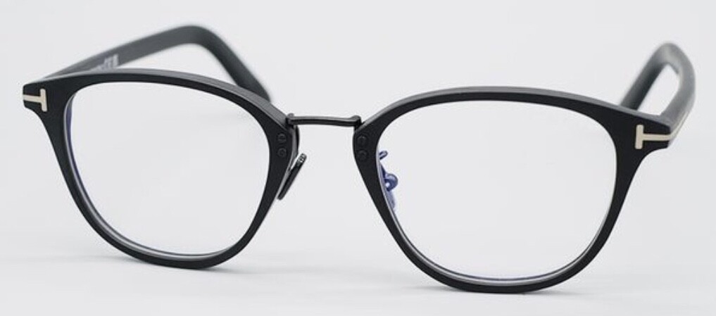 シックな印象のトムフォードのメガネ ✨😄