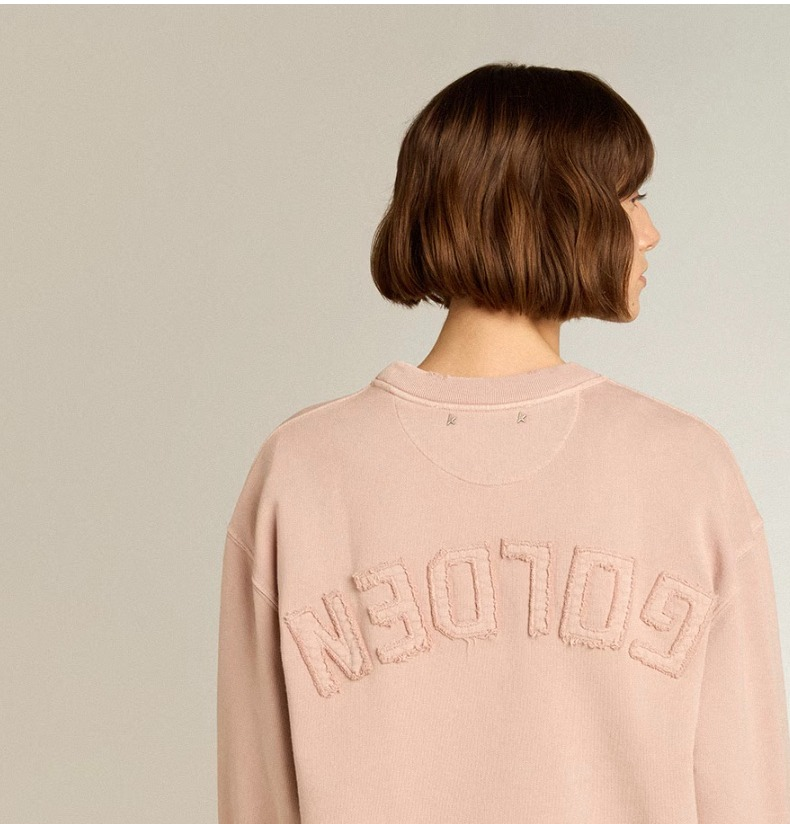 逆さまのロゴを縫う大人のラグジュアリースウェット