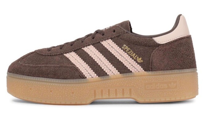 adidas HANDBALL SPEZIAL 厚底スニーカーの大本命!刺繍のラインが目を引く1足