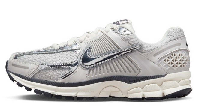 NIKE ZOOM VOMERO 5 新世代のネオクラッシックスニーカー