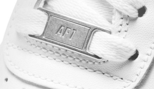NIKE W AIR FORCE 1 ヒモについてるあれの名前はデュプレといいます。