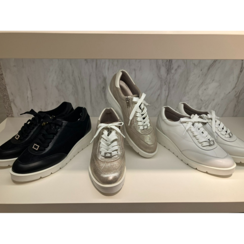 大人気！キレイ見えスニーカー☆彡