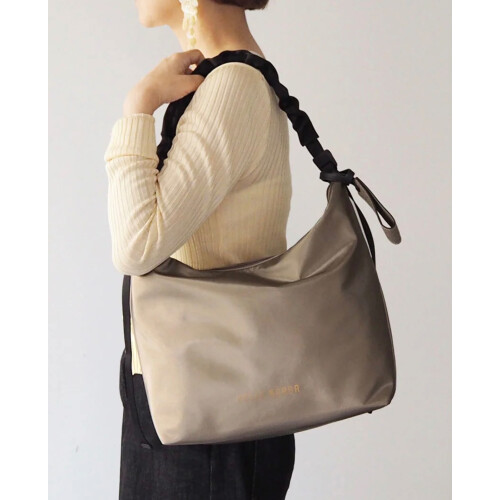 【PELLE BORSA】👜👛NEW！クシュクシュベルトがアクセントのシンプルショルダー