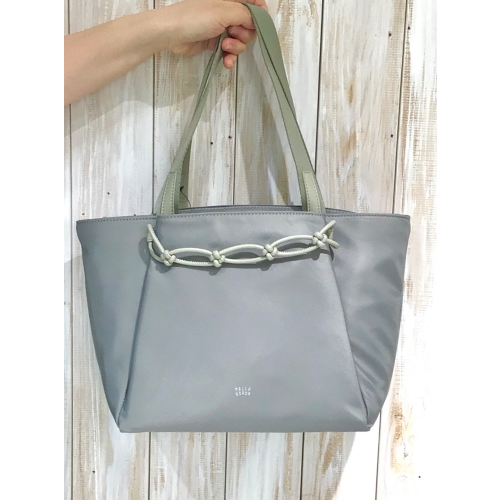 【PELLE BORSA】👜👛編み飾りがアクセント♪軽いミドルサイズトート