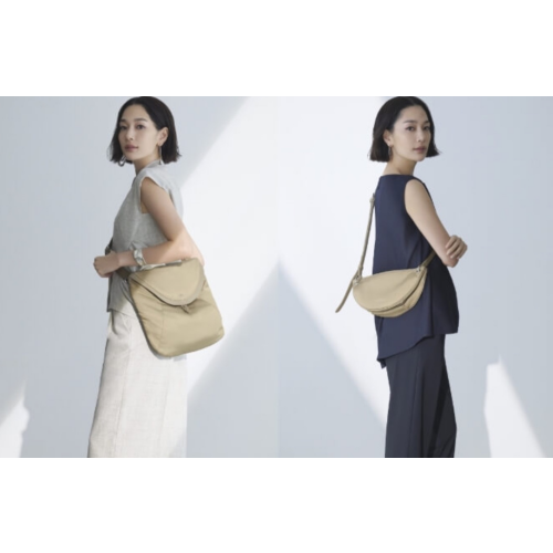 大人の装いにマッチする “MANACO”のナイロンバッグ