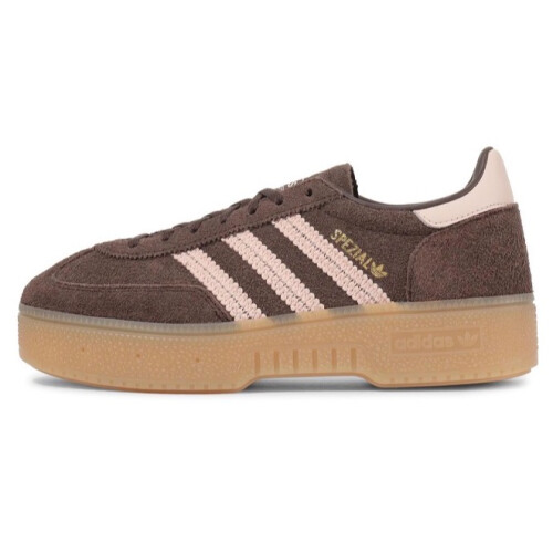 adidas HANDBALL SPEZIAL 厚底スニーカーの大本命！刺繍のラインが目を引く1足