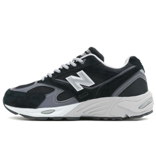 NEWBALANCE U880R 8EU厚底なのにすっきりしたシルエットが大人気✨