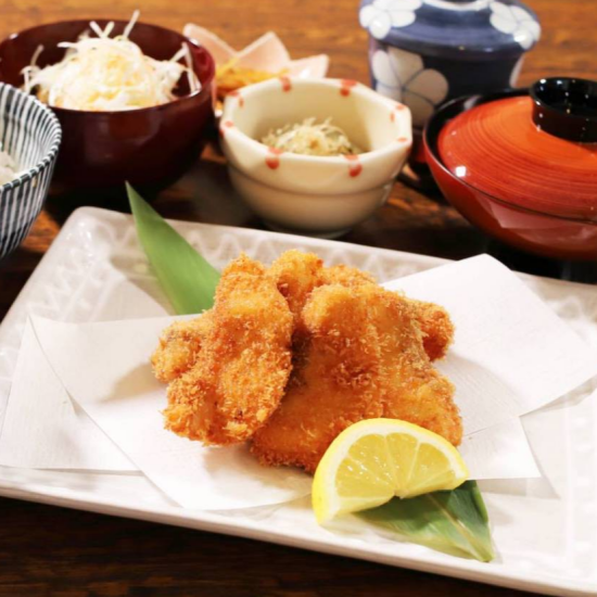 ＜はじめの一歩＞地魚フライ定食の復活と日替わり990円丼の登場