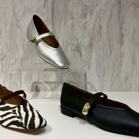 フラットパンプス