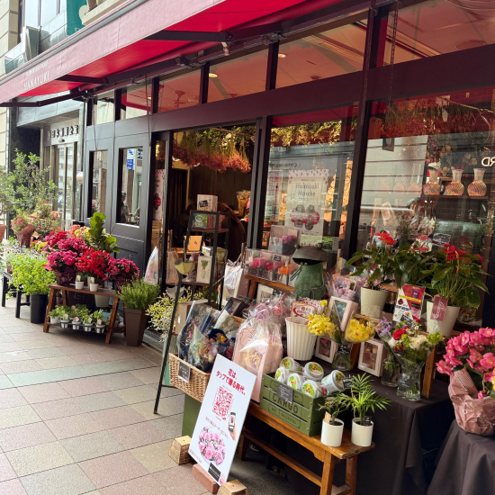 母の日に、心からの「ありがとう」を花にのせて——。