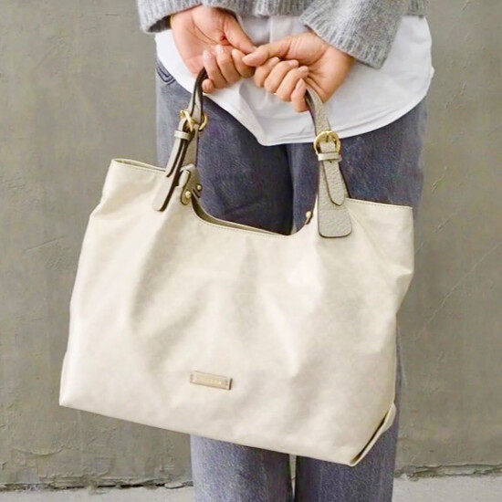 【PELLE BORSA】👜👛軽〜い素材のA4トートバッグ