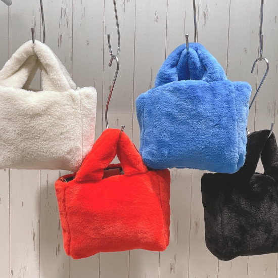 リバーシブル可能なモコモコバックが入荷しました👜✨