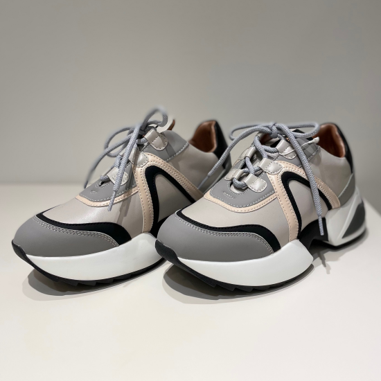 ファッションの秋のスニーカー