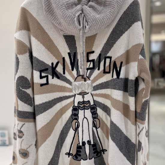 柄のニットをアクセントに…