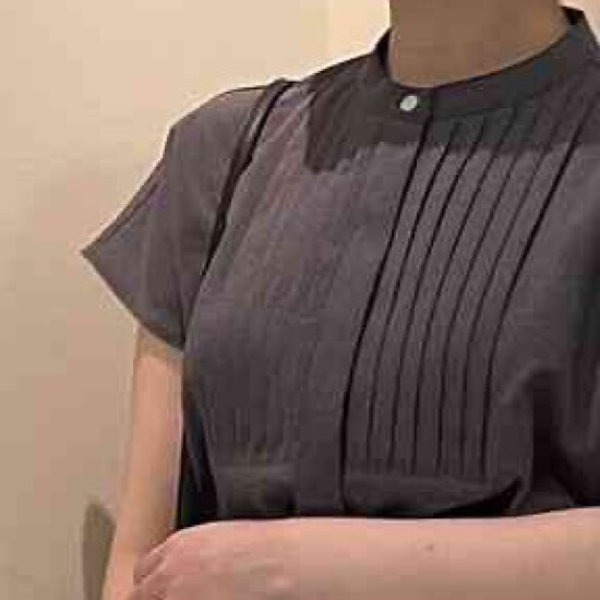 夏のブラウスはMACKINTOSH PHILOSOPHYで。