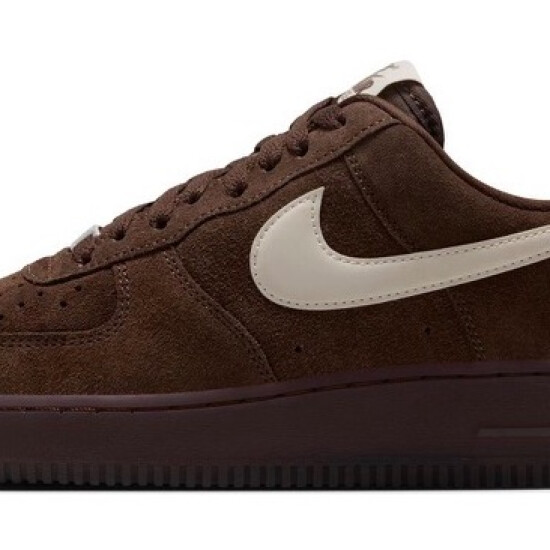 NIKE AIR FORCE 1 スウェードの重厚感がファッションのランクアップに貢献