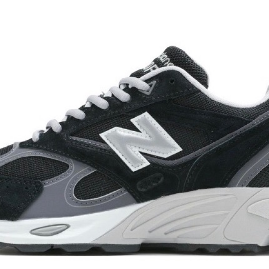 NEWBALANCE U880R 8EU厚底なのにすっきりしたシルエットが大人気✨