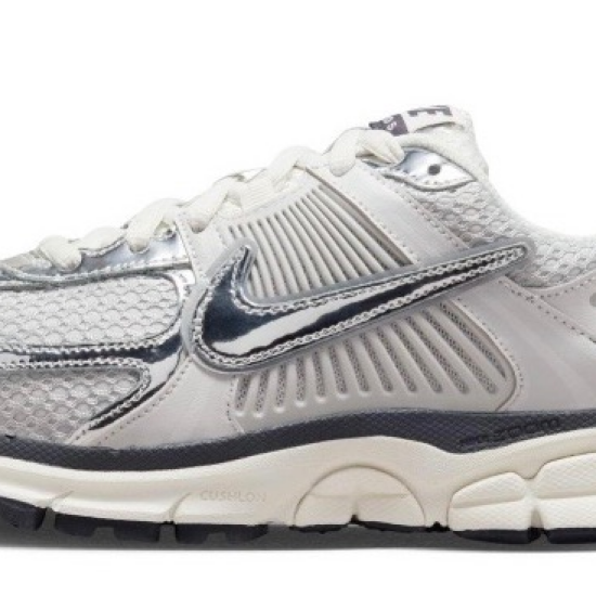 NIKE ZOOM VOMERO 5 新世代のネオクラッシックスニーカー