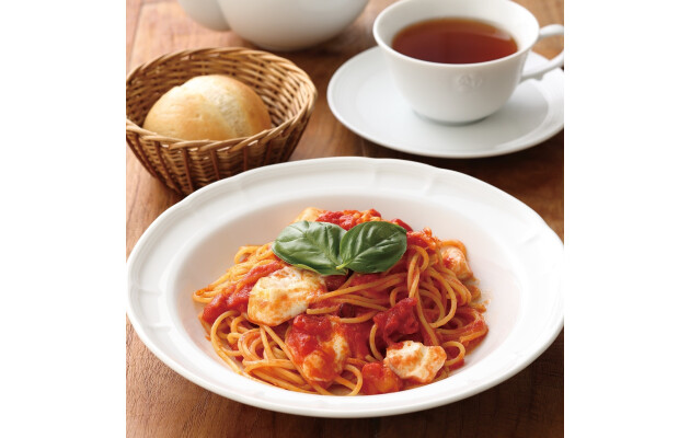 オーガニックトマトとモッツレラチーズのトマトソースパスタ