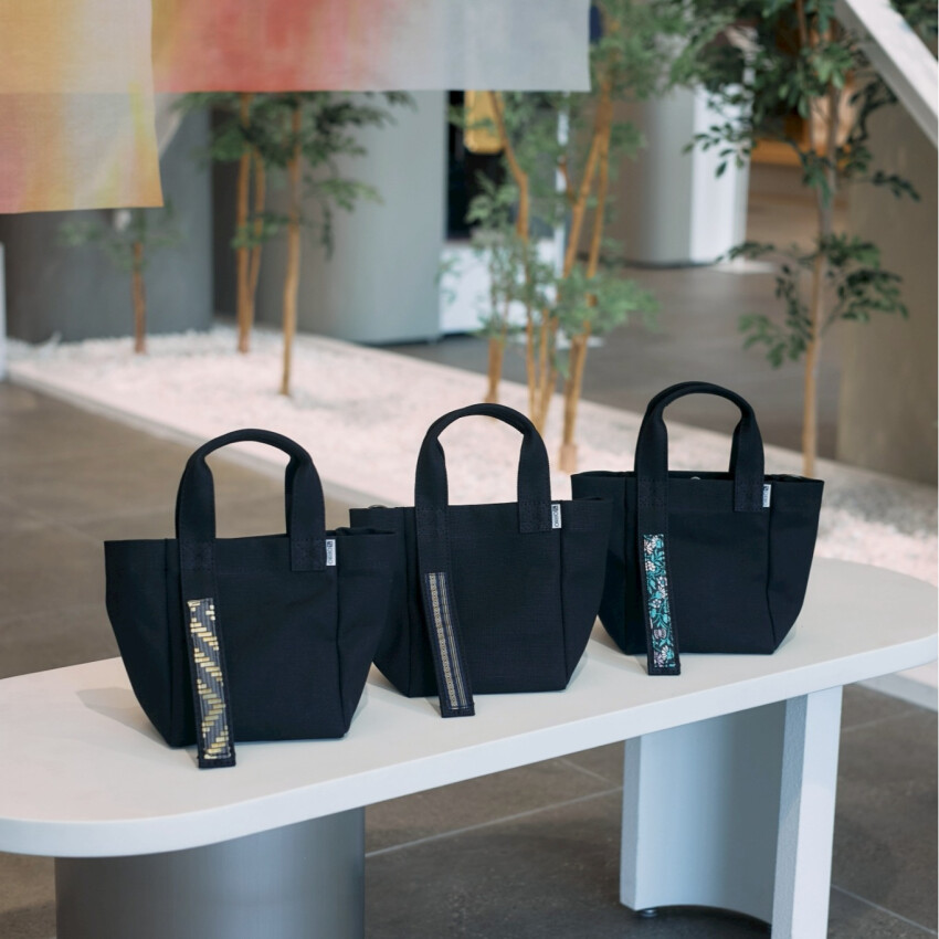 博多織の記憶を、日常へ　ー福岡帆布×博多織、メイド・イン博多の限定バッグ「NABIKI」発売ー